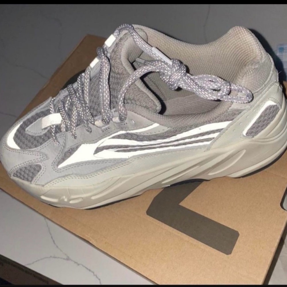 Yeezy Adidas 700 Adidas v2 white and gray sneakers #yeezy #adidas #gray #white